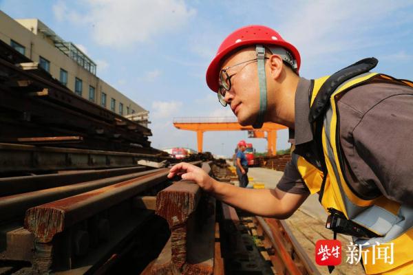 高温下铁路工人的坚守：高温沿线收废钢，确保安全交通顺畅