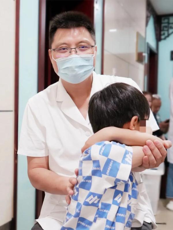 11岁男孩脊柱侧弯，这病愈发常见！