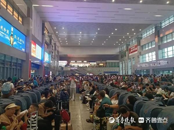 按摩椅“攻占”火车站，铁路部门通报批评！南京情况如何？