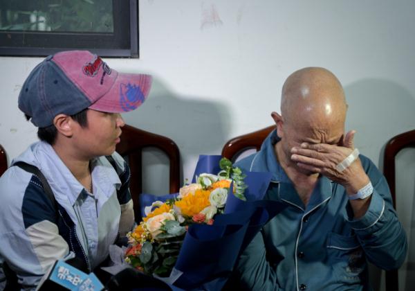 长沙交警帮车祸受伤大爷找家人，挨骂后还被拉黑？背后故事好笑又好哭