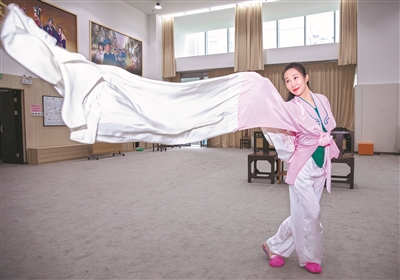 广州粤剧院红豆粤剧团副团长李嘉宜:主动去追逐艺术之光