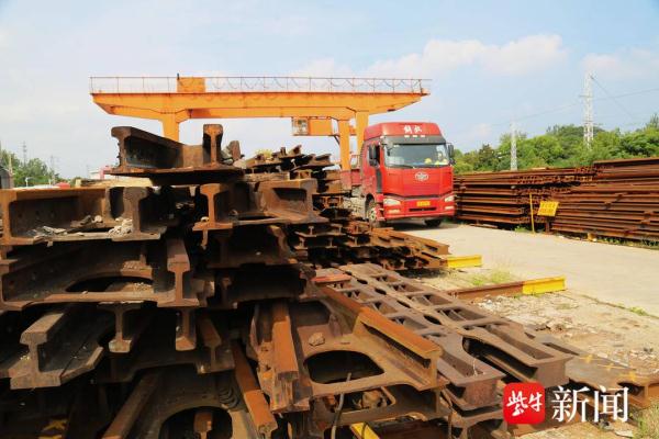 高温下铁路工人的坚守：高温沿线收废钢，确保安全交通顺畅