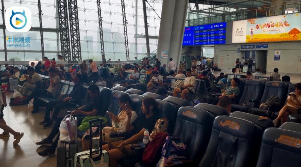 按摩椅“攻占”火车站，铁路部门通报批评！南京情况如何？