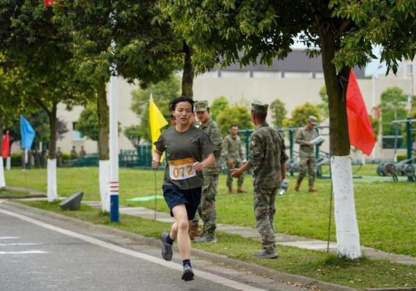 这个女兵，体能“特三级”，还考上了国防科大