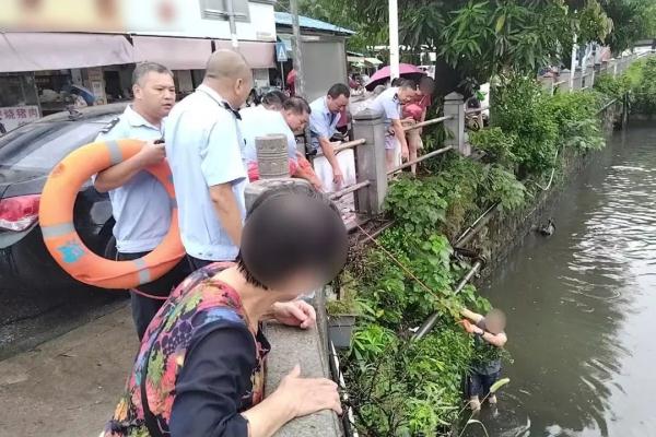 险!一辆小车突然冲破围栏坠入河中…… 险!一辆小车突然冲破围栏坠入河中……