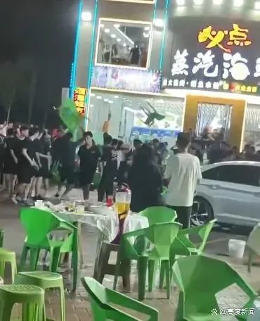 “越界抢客”？两相邻海鲜店员工互扔桌凳，山东警方通报