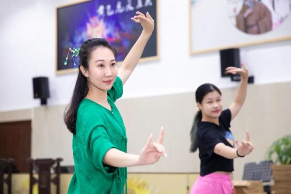 入行23年从跑龙套到主角，她说：要想成为光，必须努力去追光
