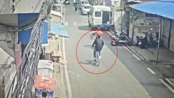 武汉警方:戴假发的徐某(48岁),已被抓获 武汉警方:戴假发的徐某(48岁),已被抓获