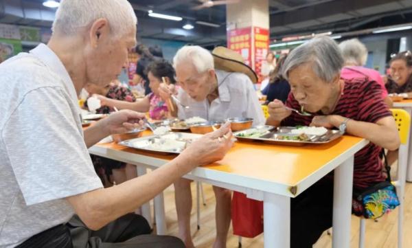 一荤两素10元内解决！广西多地长者饭堂获不少年轻人青睐