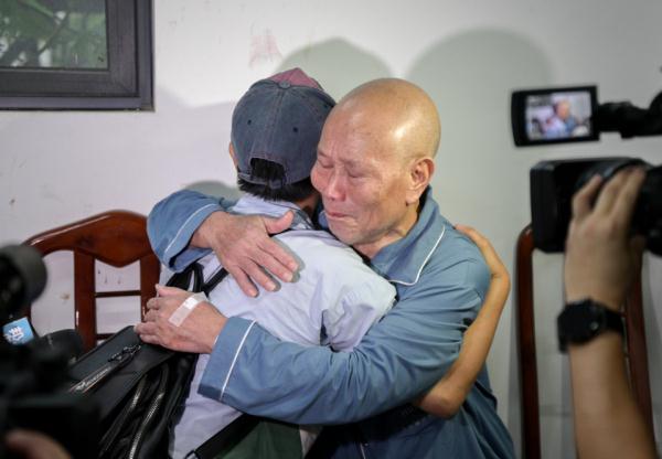 长沙交警帮车祸受伤大爷找家人，挨骂后还被拉黑？背后故事好笑又好哭