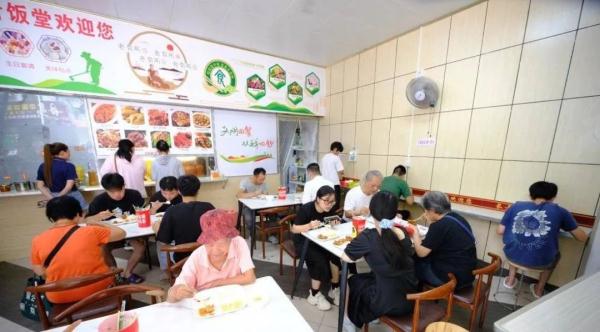 一荤两素10元内解决！广西多地长者饭堂获不少年轻人青睐