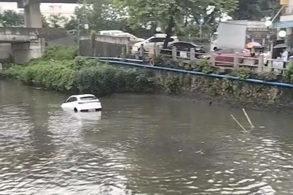 险!一辆小车突然冲破围栏坠入河中…… 险!一辆小车突然冲破围栏坠入河中……