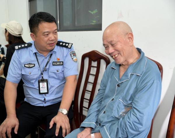 长沙交警帮车祸受伤大爷找家人，挨骂后还被拉黑？背后故事好笑又好哭