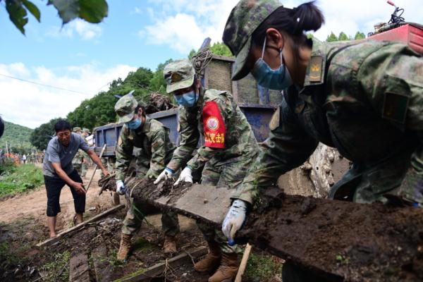 一颗初心滚烫 两次请令出征——特战女兵李梦洁的抗洪故事