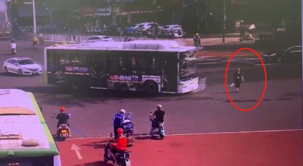 长沙交警帮车祸受伤大爷找家人，挨骂后还被拉黑？背后故事好笑又好哭