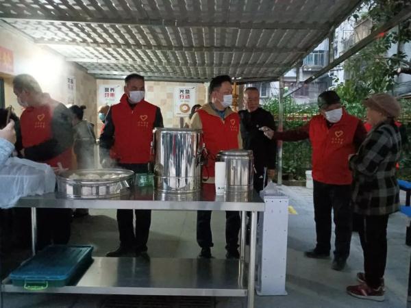 一荤两素10元内解决！广西多地长者饭堂获不少年轻人青睐