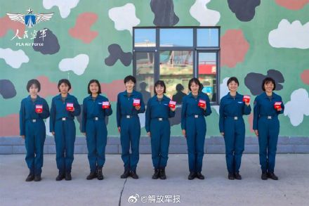 空军第二批双学籍女飞行学员完成跳伞训练