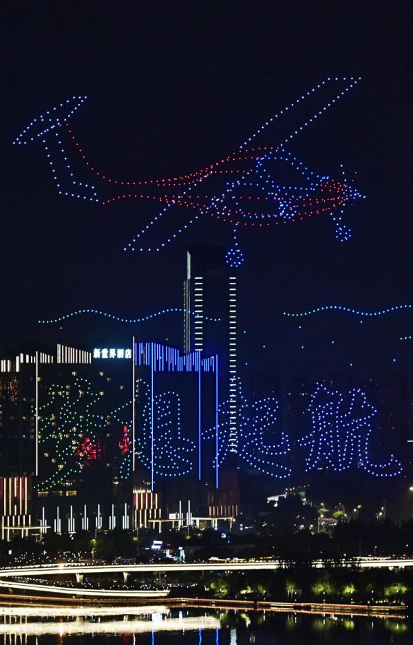 无人机表演点亮沈阳夜空 无人机表演点亮沈阳夜空