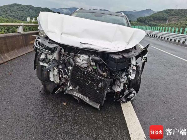 海南交警公布4起雨天交通事故，收藏雨天行车安全指南→