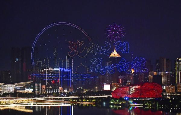 无人机表演点亮沈阳夜空 无人机表演点亮沈阳夜空