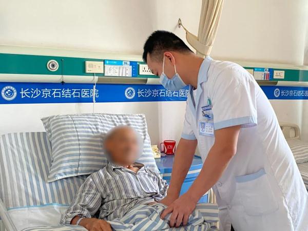 83岁嗲嗲突发尿痛尿血，紧急就医“揪出”暗藏体内的膀胱结石