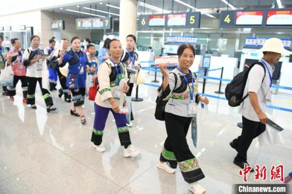 “精准扶贫”首倡地迈入航空时代 湖南湘西边城机场正式通航 “精准扶贫”首倡地迈入航空时代 湖南湘西边城机场正式通航