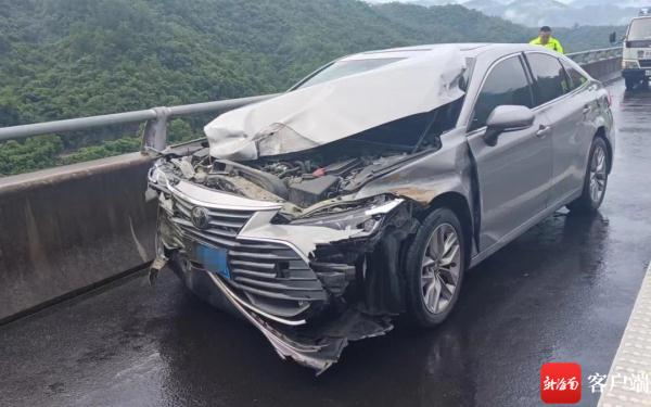 海南交警公布4起雨天交通事故，收藏雨天行车安全指南→