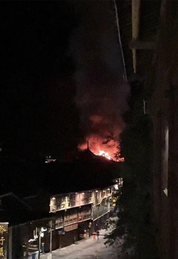 肇兴侗寨一客栈火灾致9死,游客:当地民宿多为木质 肇兴侗寨一客栈火灾致9死,游客:当地民宿多为木质