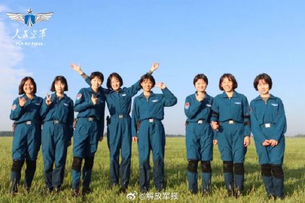 空军第二批双学籍女飞行学员完成跳伞训练