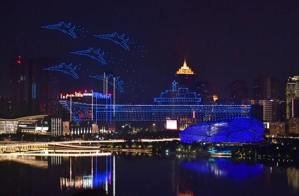 无人机表演点亮沈阳夜空 无人机表演点亮沈阳夜空