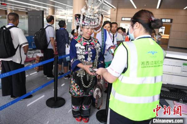 “精准扶贫”首倡地迈入航空时代 湖南湘西边城机场正式通航 “精准扶贫”首倡地迈入航空时代 湖南湘西边城机场正式通航