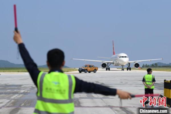“精准扶贫”首倡地迈入航空时代 湖南湘西边城机场正式通航 “精准扶贫”首倡地迈入航空时代 湖南湘西边城机场正式通航