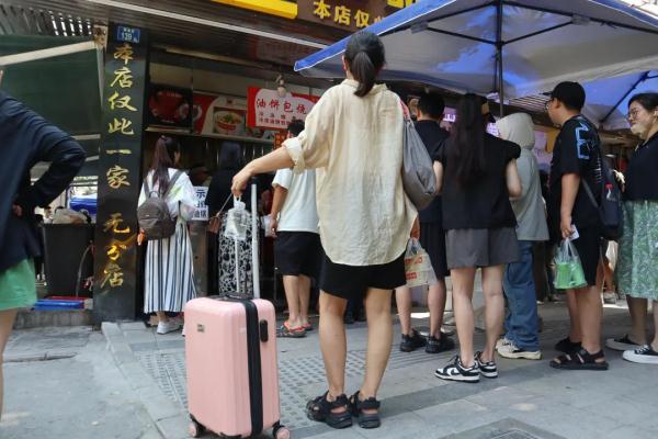 武汉这些小店爆火，一大早就有人排队！