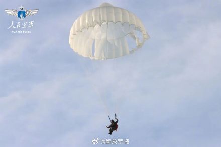 空军第二批双学籍女飞行学员完成跳伞训练