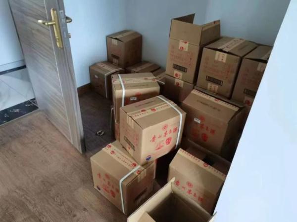 男子非法获取他人信息，抢购近600瓶茅台