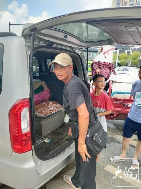 合肥“10元吃35个菜”摊主宣布暂时关门：太累了……