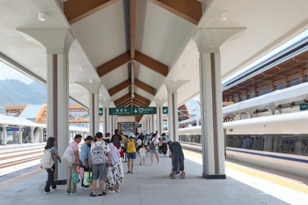 单日最高2.13万人次！贵南高铁贵荔段开通10天，发送旅客18.9万人次