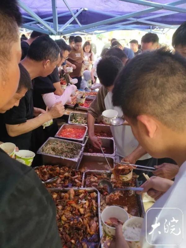 合肥“10元吃35个菜”摊主宣布暂时关门：太累了……