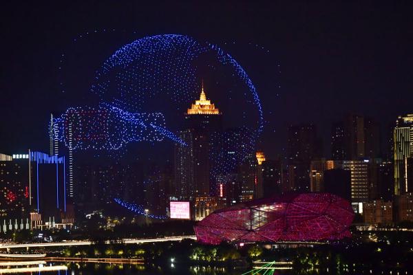 无人机表演点亮沈阳夜空 无人机表演点亮沈阳夜空