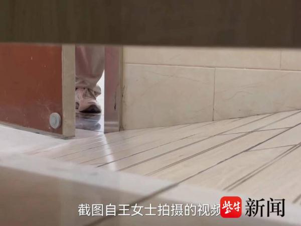 男子在女厕所偷拍,被当场扭送派出所 男子在女厕所偷拍,被当场扭送派出所