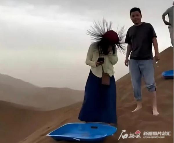 吐鲁番沙漠中游客头发竖立引热议,专家正解来了! 吐鲁番沙漠中游客头发竖立引热议,专家正解来了!