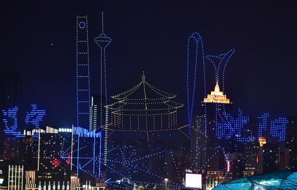 无人机表演点亮沈阳夜空 无人机表演点亮沈阳夜空