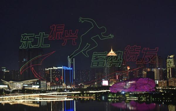 无人机表演点亮沈阳夜空 无人机表演点亮沈阳夜空