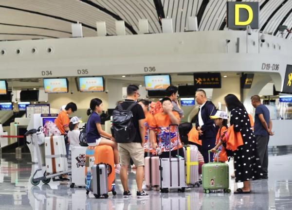 女子带3娃买4张票登机被拒,一名成人可带几名儿童登机? 女子带3娃买4张票登机被拒,一名成人可带几名儿童登机?