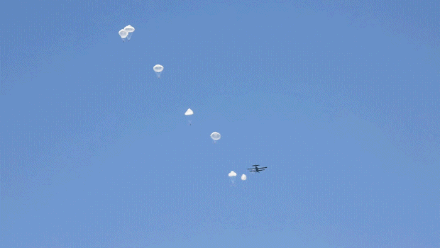 空军第二批双学籍女飞行学员完成跳伞训练