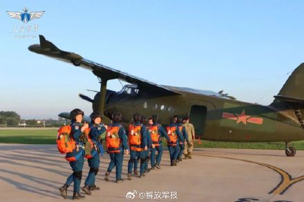 空军第二批双学籍女飞行学员完成跳伞训练