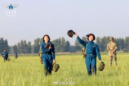 空军第二批双学籍女飞行学员完成跳伞训练