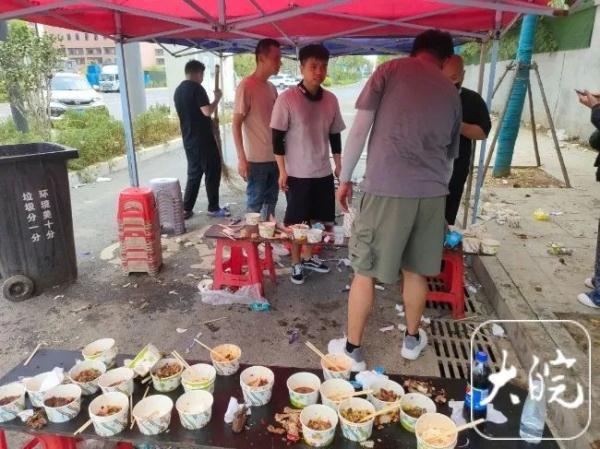 合肥“10元吃35个菜”摊主宣布暂时关门：太累了……