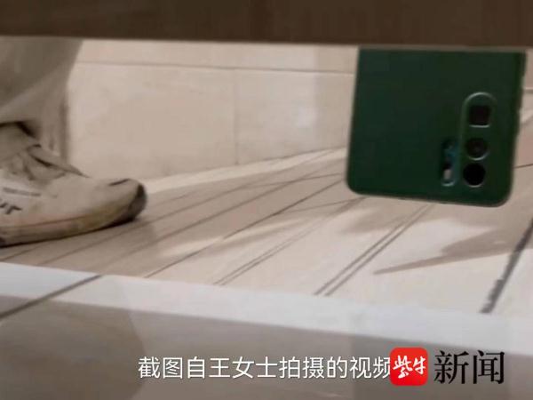 男子在女厕所偷拍,被当场扭送派出所 男子在女厕所偷拍,被当场扭送派出所