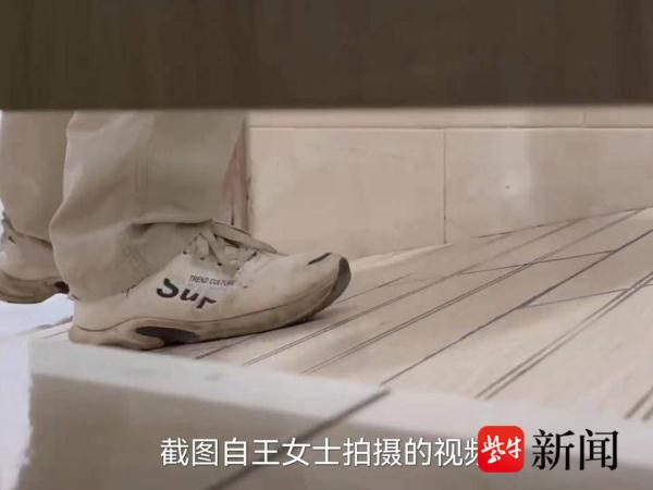 男子在女厕所偷拍,被当场扭送派出所 男子在女厕所偷拍,被当场扭送派出所